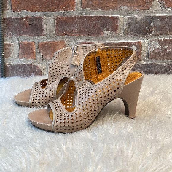 Tsubo Casius Leather Heels in Putty, Size 7 - Picture 8 of 17